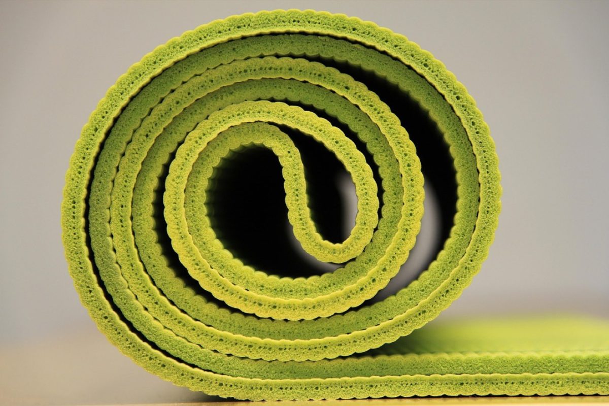 Tapis de yoga pour femme enceinte — guide de choix prénatal