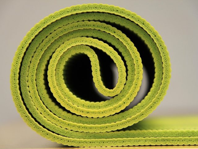 Tapis de yoga pour femme enceinte — guide de choix prénatal