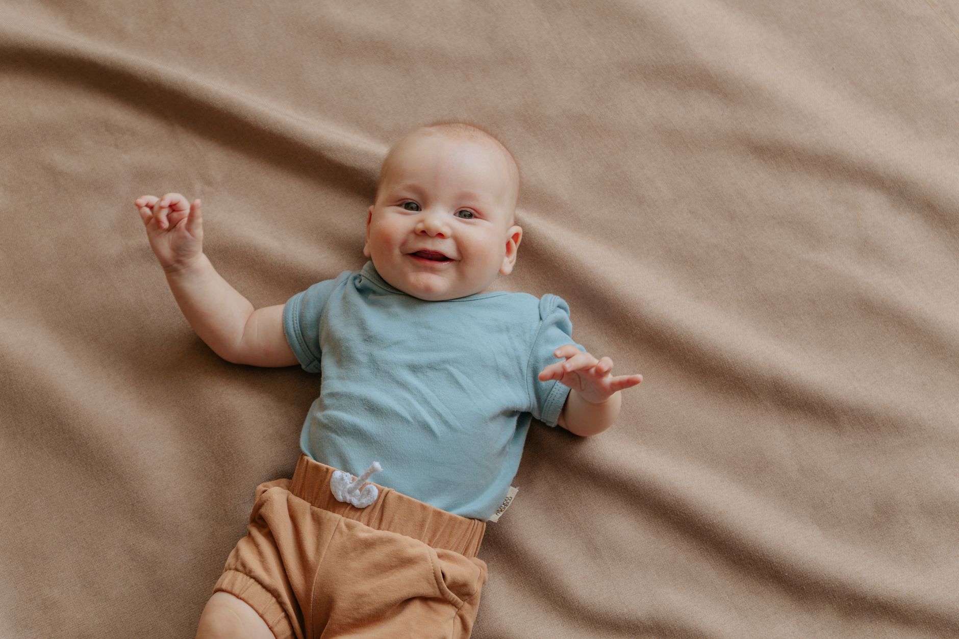 Plan mensuel de motricité pour bébé 0–12 mois