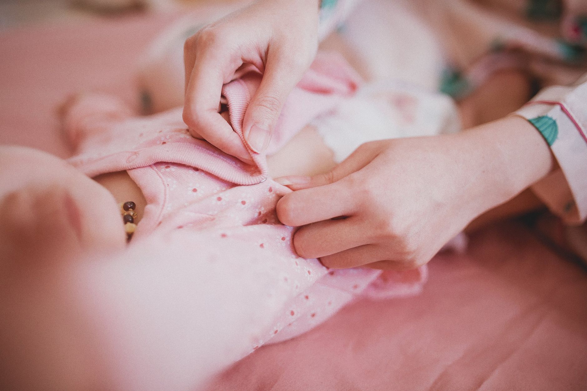 Soins du bébé : repères et gestes essentiels